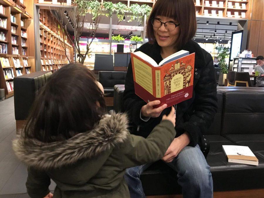 A South Korean woman and her child read Talmud-themed books at a Seoul bookstore. Photo: Tim Alper