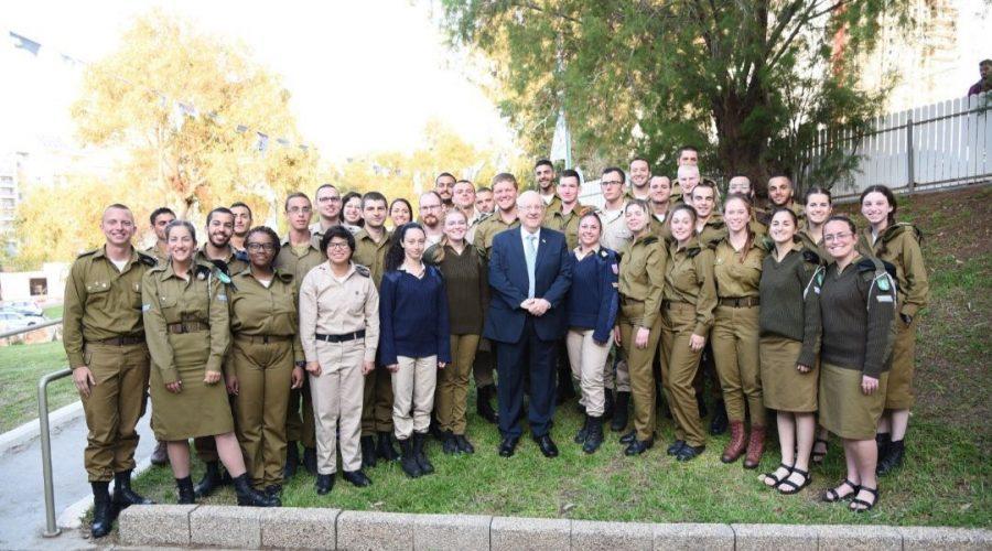 Israeli+President+Reuven+Rivlin+celebrated+seder+with+some+400+lone+soldiers+from+35+different+countries+on+April+19%2C+2019.+%28Tzalamim+Be%E2%80%99Klik%29
