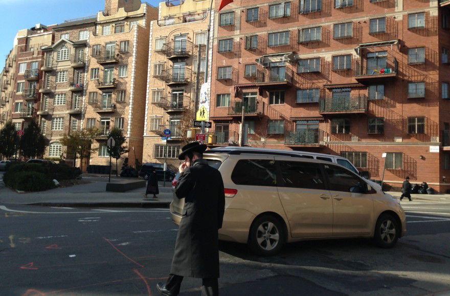 A+haredi+Orthodox+man+crosses+the+street+in+Williamsburg%2C+Brooklyn.+Photo%3A+Gil+Shefler