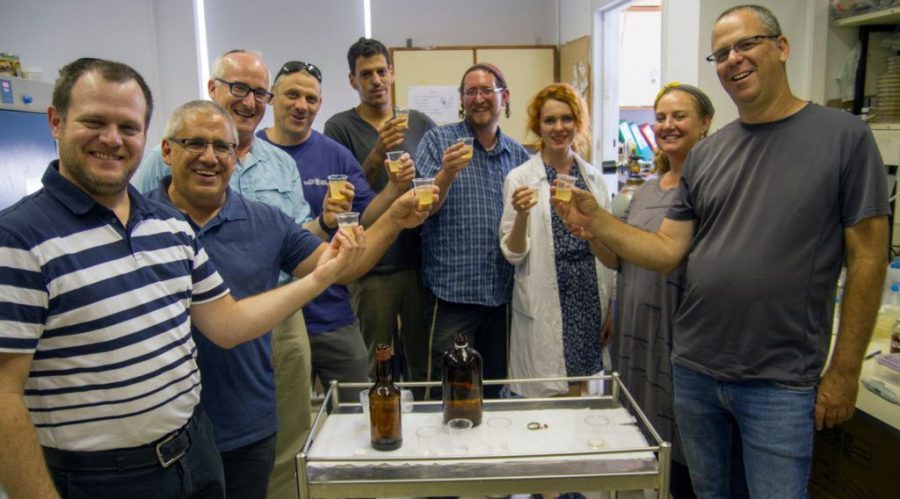 Scientists+taste+beer+made+from+5%2C000-year-old+yeast+recovered+from+ancient+pottery+used+to+brew+beer.+Photo%3A+Yaniv+Berman%2C+courtesy+of+the+Israel+Antiquities+Authority