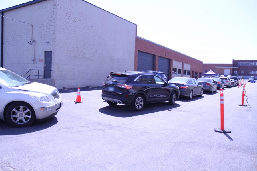 Clients waited in their cars on April 8 to pick up food from the Harvey Kornblum Jewish Food Pantry before it closed for two days for Passover. Photo: Eric Berger