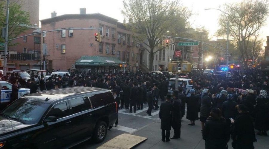Hundreds of Orthodox Jews attend a funeral in Brooklyn on April 29, 2020. (Reuven Blau/Twitter) 