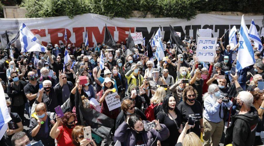 Hundreds protest outside of court as Netanyahu corruption trial opens