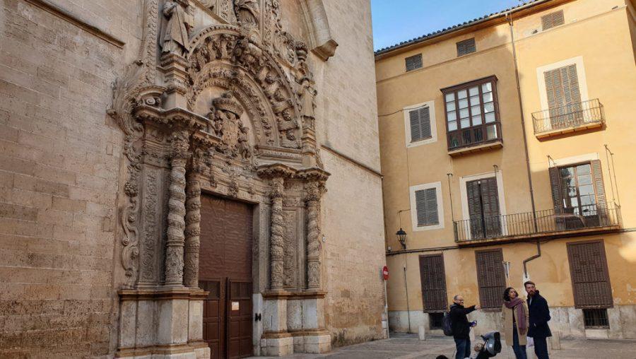 Dani+Rotstein%2C+pointing%2C+explains+to+German+tourists+about+a+church+that+used+to+be+a+synagogue+in+Palma+de+Mallorca%2C+Spain%2C+Feb.+11%2C+2019.+Photo%3A+Cnaan+Liphshiz