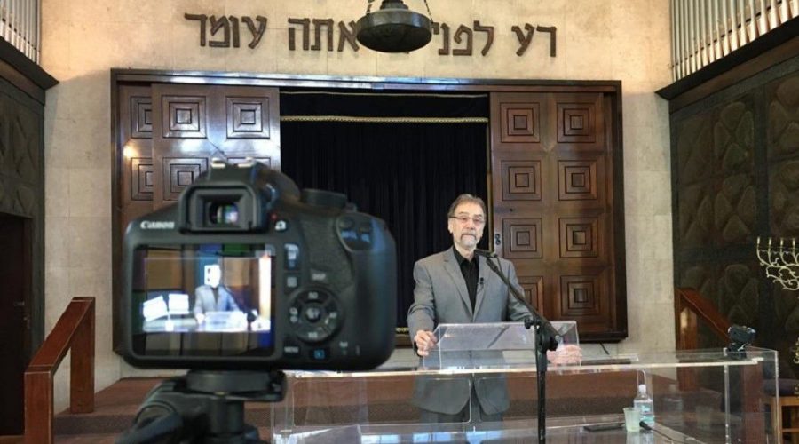 Oren Boljover, cantor at the Associacao Religiosa Israelita synagogue, sings on camera. (Courtesy of Associacao Religiosa Israelita)