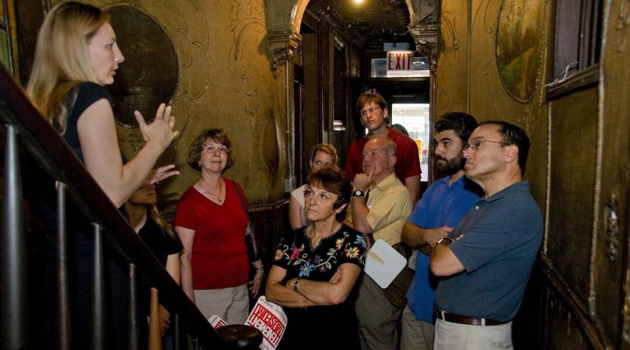A+group+takes+a+tour+of+the+Tenement+Museum%2C+which+tells+the+stories+of+Jewish+and+other+immigrants+to+New+York%2C+in+2008.+%28Kiko+Niwa%29