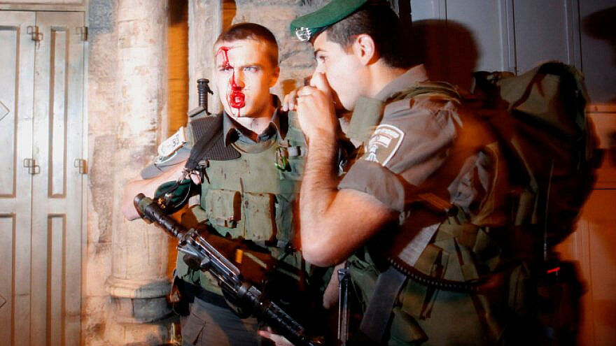 Six Israeli Border Police wounded when riots break out during arrest raid near Ramallah