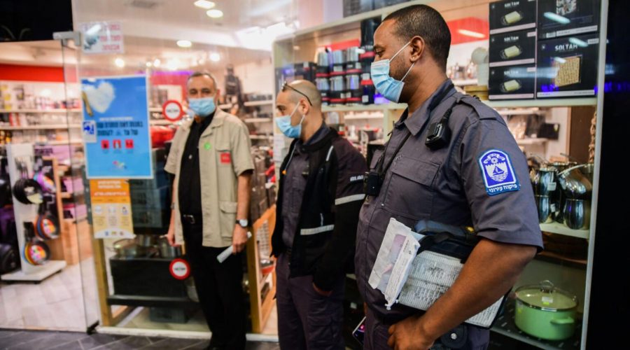 Israeli+police+officers+inspect+a+mall+in+the+city+of+Bat+Yam+that+opened+in+violation+of+COVID-19+lockdown+restrictions%2C+Feb.+11%2C+2021.+%28Avshalom+Sassoni%2FFlash90%29%C2%A0
