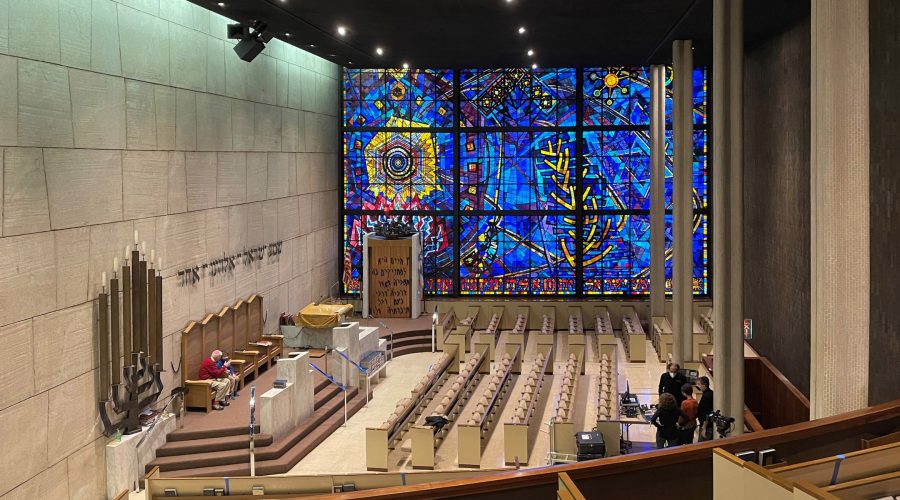 The+expansive+interior+of+the+Chicago+Loop+Synagogue+includes+its+famous+stained-glass+window.+Synagogue+leadership+hopes+to+turn+the+congregation%2C+which+has+fallen+on+hard+times%2C+into+a+showcase+for+similar+congregation+windows.+%28Paul+Harding%2FFAIA%29%0A
