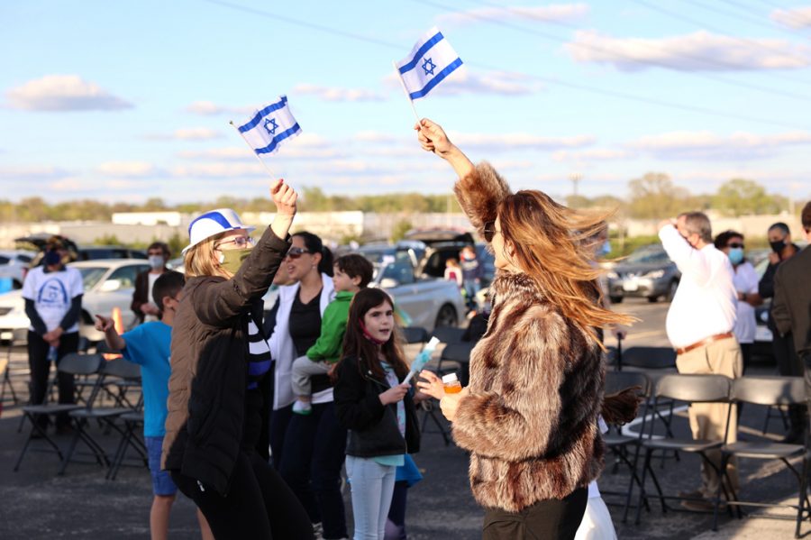 The St. Louis chapter of the Israeli American Council (IAC) held, in conjunction with other local Jewish groups, a drive-in celebration of Yom Ha’atzmaut, Israel’s Independence Day. The event took place Thursday, April 15 in the back parking lot of the Jewish Community Center’s Staenberg Family Complex near Creve Coeur.