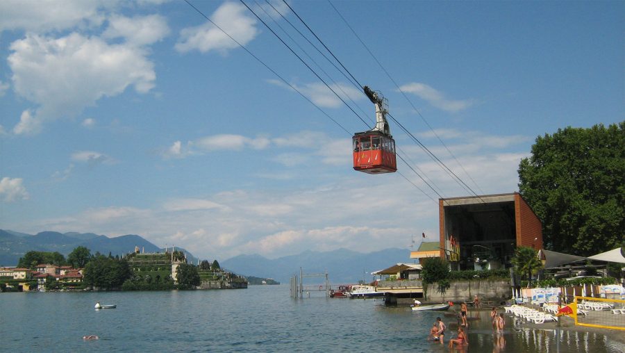 Passengers traveling on the Stresa-Mottarone cable car, July 2009. (Wikimedia Commons)
