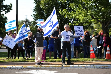 Several hundred St. Louisans gathered for a Stand With Israel Rally on May 12 on Schuetz Road outside the Jewish Federations Kaplan Feldman Complex. Photo: Bill Motchan