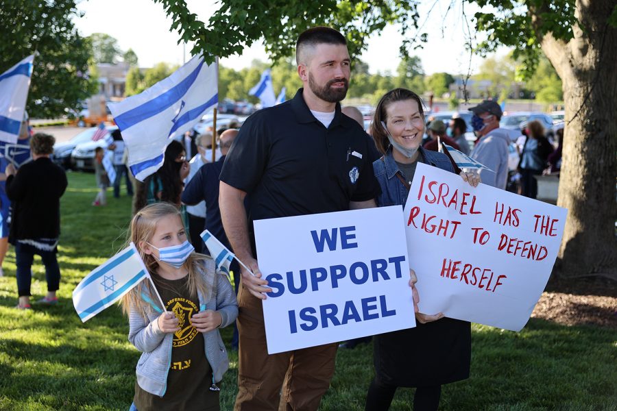 Several hundred St. Louisans gathered for a Stand With Israel Rally on May 12 on Schuetz Road outside the Jewish Federation's Kaplan Feldman Complex. Photo: Bill Motchan