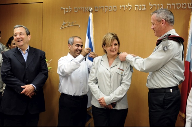Orna+Barbivai+receives+the+insignia+of+her+new+rank+of+major+general+from+her+husband%2C+Moshe%2C+and+IDF+Chief+of+Staff+Lt.+Gen.+Benny+Gantz+%28right%29+on+June+23%2C+2011.+Defense+Minister+Ehud+Barak%2C+who+announced+her+promotion%2C+stands+to+the+side.