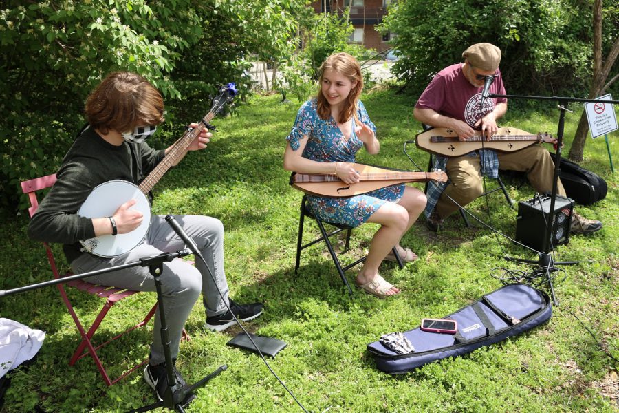 Missouri Tree Frogs, composed of William, Rebecca and Russell Jaffe, play at a recent show. Photo: Bill Motchan