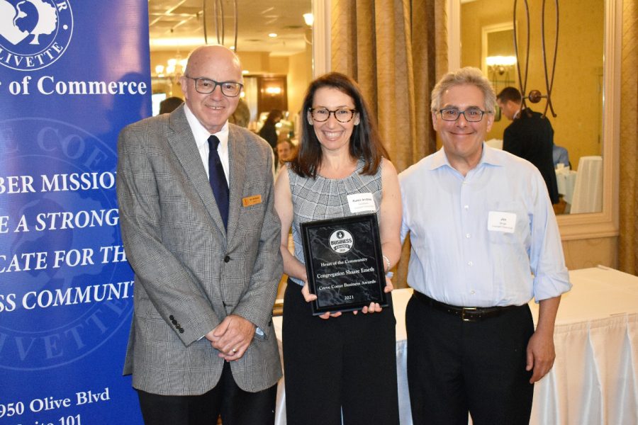 Rabbi Andrea Goldstein (center) and Jim Singer (right), of Congregation Shaare Emeth accept the Heart of the Community award from Creve Coeur Mayor Bob Hoffman. 
