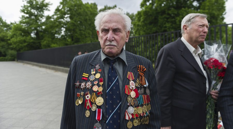 David Dushman, last surviving Auschwitz liberator who drove a tank through its fence, dies at 98