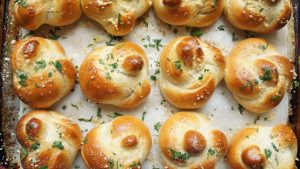 My Jewish Recipe Box: Garlic Knot Challah Rolls