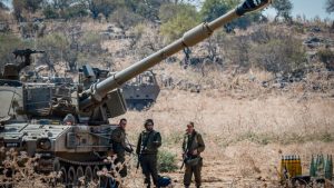 Israeli soldiers stand near artillery units deployed near the Lebanese border outside the northern Israeli town of Kiryat Shemona, northern Israel, on September 1, 2019. Photo by Basel Awidat/Flash90 *** Local Caption *** ???
??????
????????
????
?????
?????
????
???
