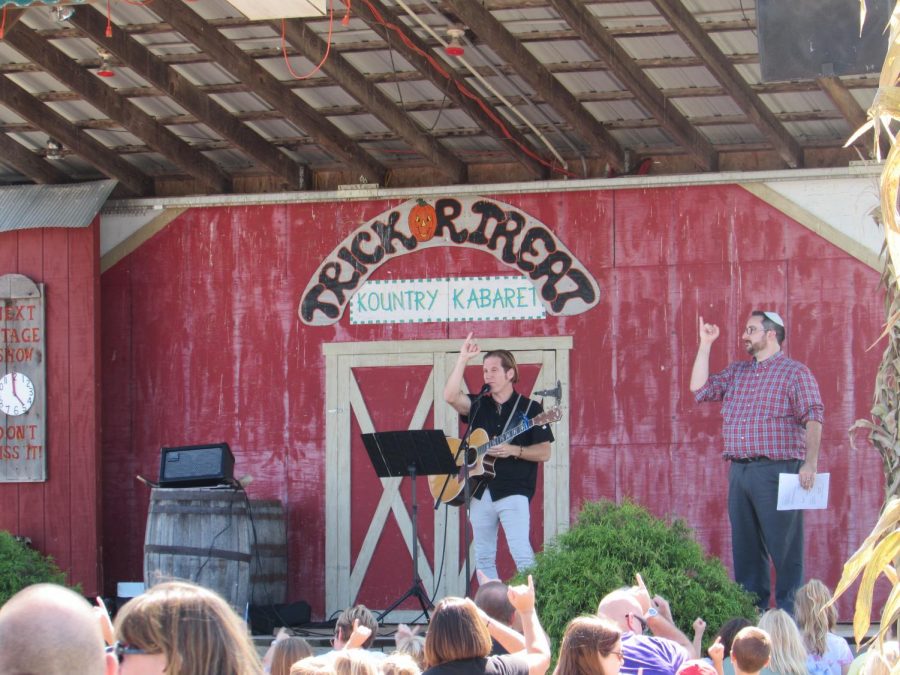 United Hebrew Congregation will again host a Rosh Hashanah program at an apple orchard at Eckert’s Millstadt Family Fun Farm in Illinois. Above, Rick Recht and Rabbi Adam Bellows lead a service at Eckert’s in September 2018.