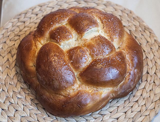 Here are 3 different ways to braid round challah