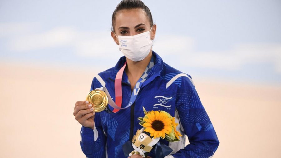 Linoy Ashram with her gold medal for rhythmic gymnastics at the Tokyo Olympics. Photo by Amit Shissel/Israel Olympic Committee