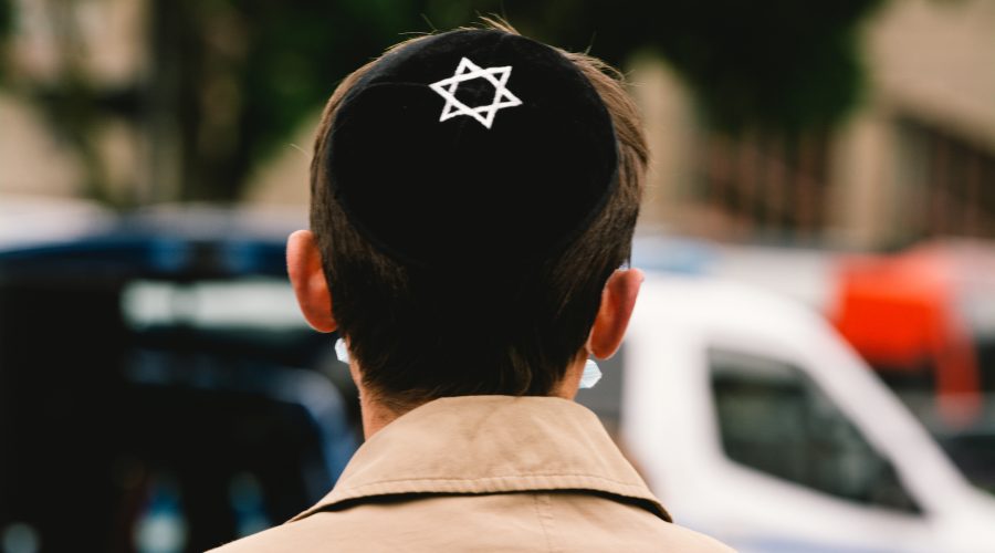 Man+wearing+kippah+beaten+by+a+group+of+10+attackers+in+Cologne%2C+Germany
