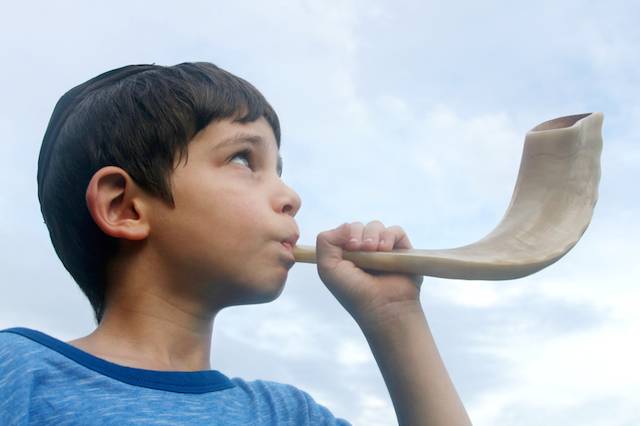 Boy+blowing+a+shofar+for+Rosh+Hashana