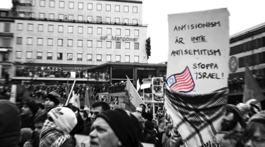 Protesters+in+Stockholm%2C+Sweden%2C+hold+a+sign+reading+Anti-Zionism+is+not+antisemitism.+Stop+Israel%2C+Jan.+10%2C+2009.+%28Robin%2FFlickr+Commons%29%0A