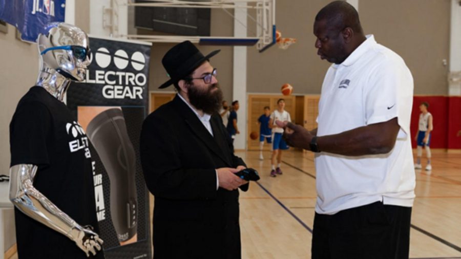 Healables CEO Moshe Lebowitz speaking to NBA coach and player Ed Pinckney. Photo courtesy of Healables