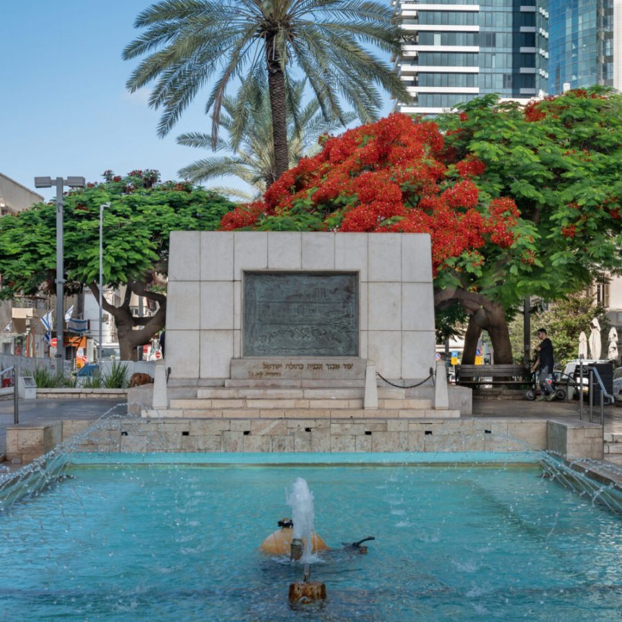The Founder’s Monument and Fountain on Rothschild Boulebard. Photo by Boris-b, Shutterstock