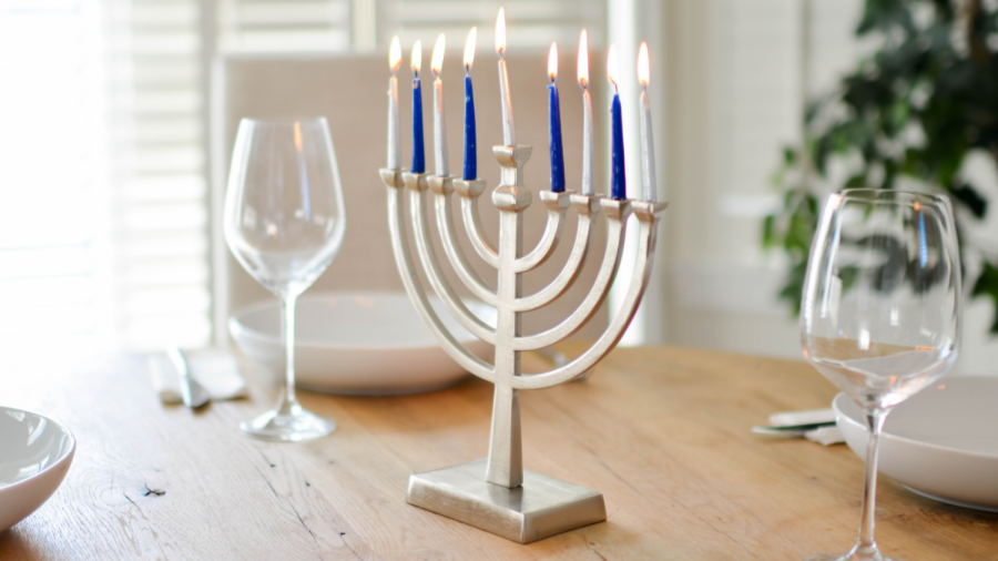 Free holiday kits available to college students in advance of Hanukkah