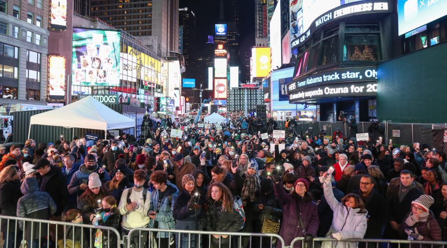 Musicians, politicians and a ‘Housewives of New York’ star speak out against antisemitism at Times Square event