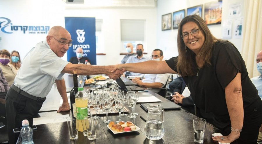 Yoel Carasso, chairman of Carasso Motors and Prof. Marcelle Machluf, dean of the Technion Faculty of Biotechnology and Food Engineering. Photo by Rami Sheloush/Technion Spokesperson’s Office