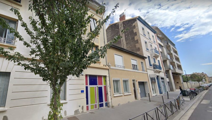 Teenager arrested after waving large knife in front of French Jewish school