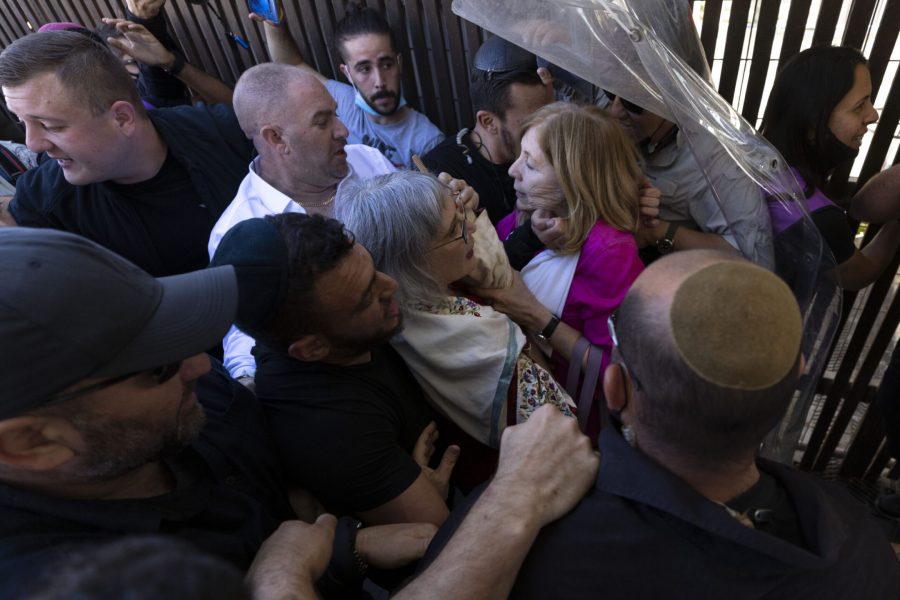 Women’s Western Wall service interrupted by protesters after Netanyahu amplifies call to oppose their prayer