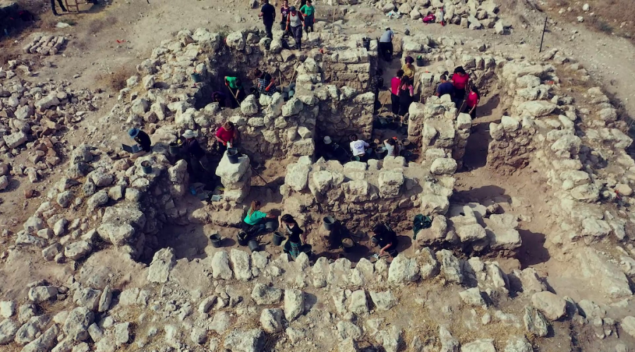 Workers+at+the+site+of+the+excavation+in+the+Lachish+Forest.+%28Emil+Aladjem%2C+Israel+Antiquities+Authority%29