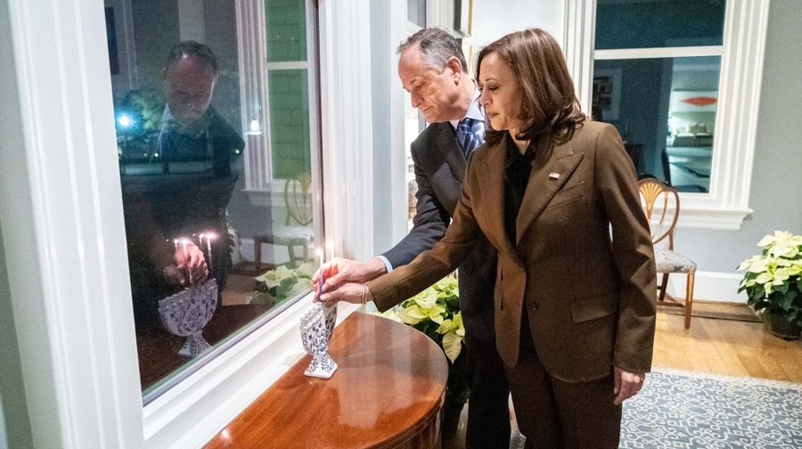 Kamala+Harris+and+Douglas+Emhoff+wanted+an+appropriate+menorah.+They+turned+to+the+%E2%80%98Mensch+of+Maiden+Hills.%E2%80%99