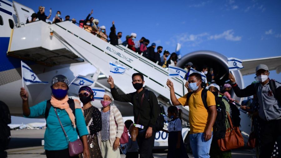 New immigrants arriving in Israel from India, October 13, 2021. Photo by Tomer Neuberg/Flash90