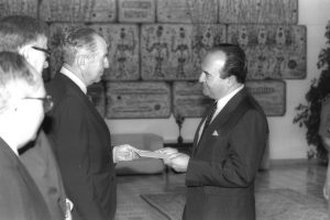 Israeli President Chaim Herzog accepts the credentials of Spain’s ambassador to Israel, Pedro Lopez Aguirrebengoa, in Jerusalem on April 14, 1986. Photo: Nati Harnik, Israeli Government Press Office