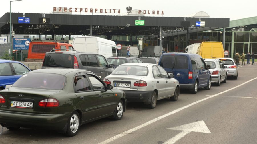 Cars+queuing+at+the+Ukrainian-Polish+border.+Photo+by+Bumble+Dee%2FShutterstock