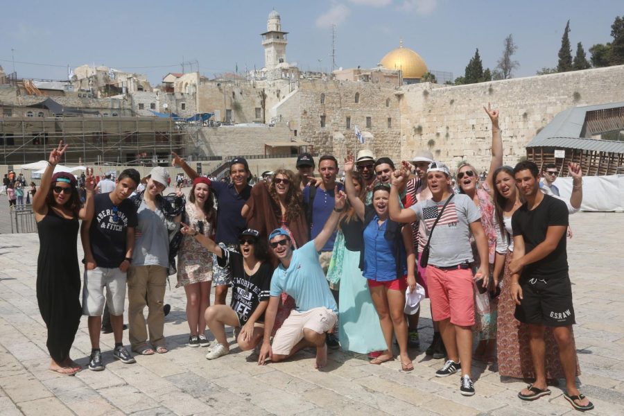 Birthright Israel participants visit the Western Wall in the Old City of Jerusalem, Aug. 18, 2014. (Flash90)