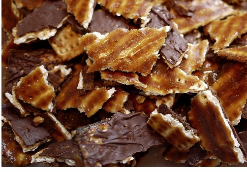 OMG! This Passover chocolate toffee matzo recipe is delicious!