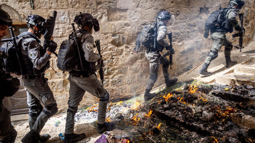 Israeli+police+officers+during+clashes+outside+the+Al+Aqsa+Mosque%2C+in+Jerusalems+Old+City+on+April+17%2C+2022.+Photo+by+Yonatan+Sindel%2FFlash90+