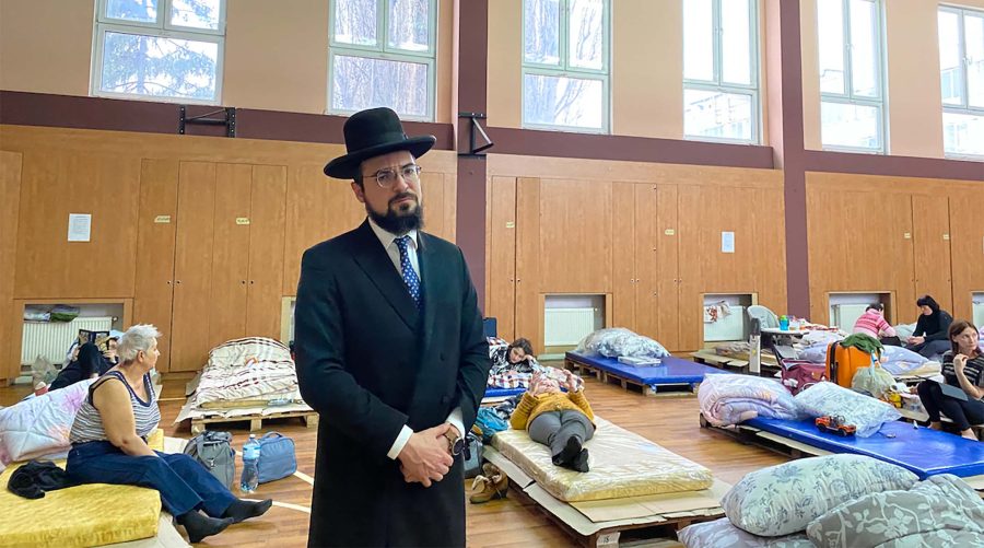 A TikTok rabbi helps Jewish Ukrainian refugees feel comfortable in Moldova shelters