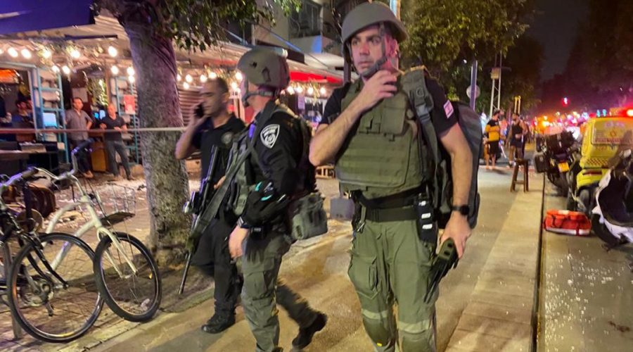 Police+and+rescue+workers+at+the+scene+of+a+terror+attack+on+Dizengoff+street%2C+central+Tel+Aviv%2C+April+7%2C+2022.+Photo%3A+Avshalom+Sassoni%2FFlash90