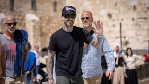 American singer Adam Levine visits at the Western Wall, in the Old City of Jerusalem on May 8, 2022. Photo by Yonatan Sindel/Flash90 *** Local Caption *** ירושלים
כותל
מערבי
הכותל
זמרת
אדם לוין
מרון 5