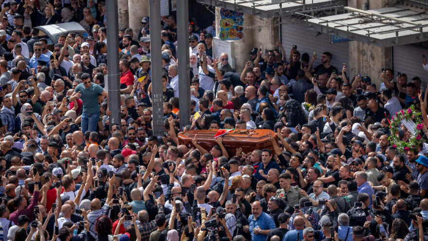 People carry the coffin of Al Jazeera journalist Shireen Abu Aqleh who was killed during a raid of Israeli security forces in Jenin a few days ago, during her funeral at Jaffa Gate in Jerusalems Old City, May 13, 2022. Photo by Yonatan Sindel/Flash90 *** Local Caption *** ??? ???
??????
?????
???????
????????
????
????????
?????
????? ???-????