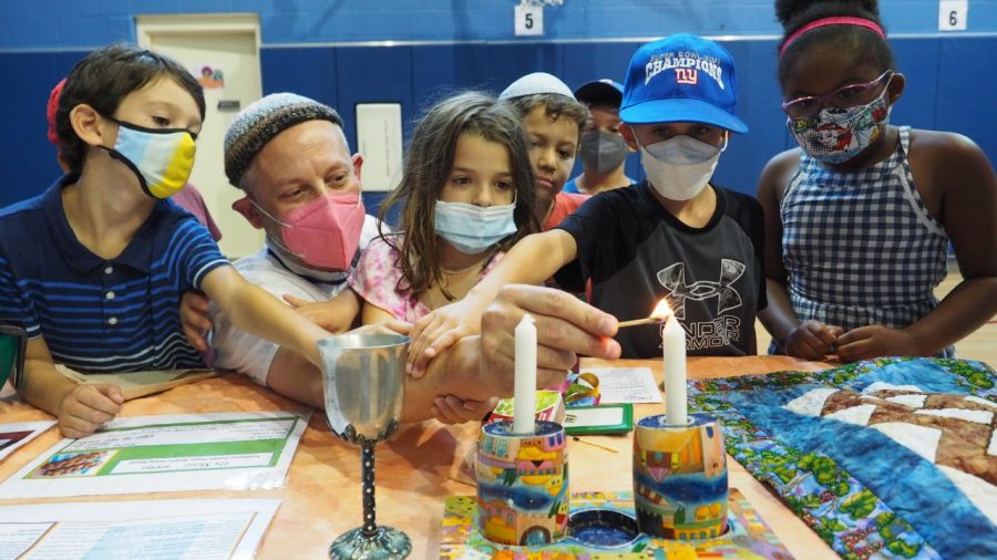 Students prepare for Shabbat at Saul Mirowitz Jewish Community school with Rabbi Scott Slarskey  Pictured with Slarskey are (from left)
Isaac Besmer  Karinne Haimann  Isaac Picker  Avi Terkel (in the back)  Ami Shafrin and Penelope Gill Gray  PHOTO: PATTY BLOOM MIROWITZ