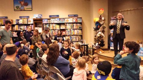 Photos: Hanukkah storytelling returns to Schnucks Ladue Crossing